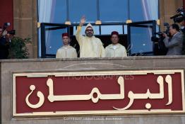 Image du Maroc Professionnelle de  SM Le roi Mohammed VI, accompagné par le prince héritier, Moulay Hassan ainsi que de son frère, le prince Moulay Rachid, à droite, fait signe à la foule à son arrivée à la séance d'ouverture du Parlement marocain à Rabat, le vendredi 12 octobre 2018. (Photo / Abdeljalil Bounhar)

 